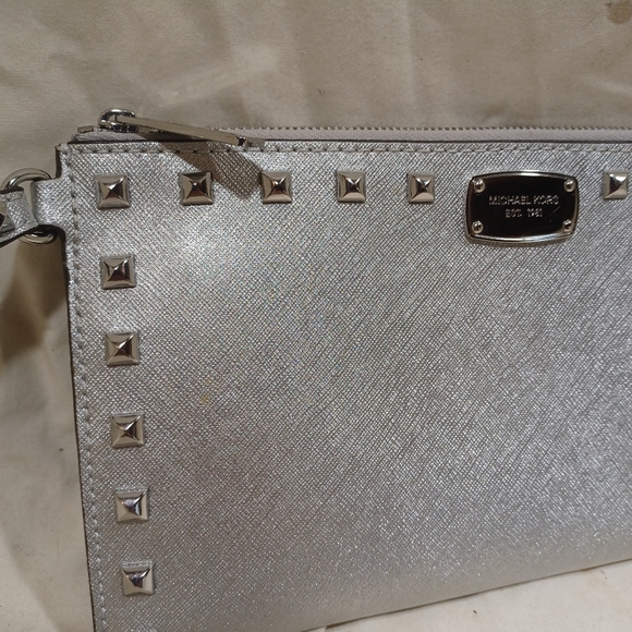 Michael kors wristlet - Picture 8 of 9